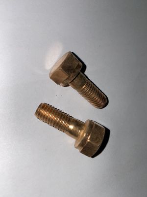 190シリーズ 12V. 03.53B エンジンの部品 シリンダーヘッド 排気口スクリュー 標準部品