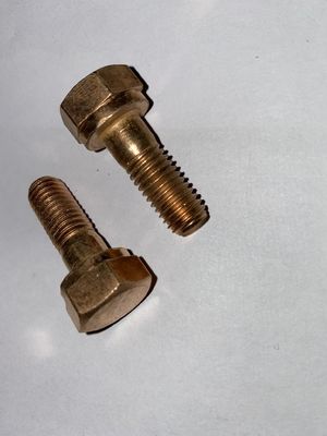 190シリーズ 12V. 03.53B エンジンの部品 シリンダーヘッド 排気口スクリュー 標準部品
