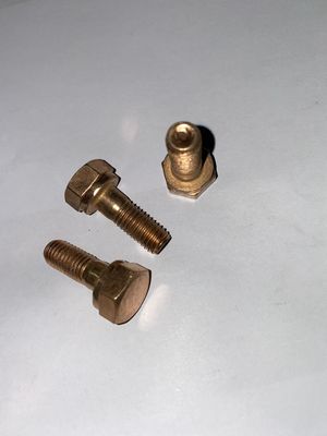 190シリーズ 12V. 03.53B エンジンの部品 シリンダーヘッド 排気口スクリュー 標準部品